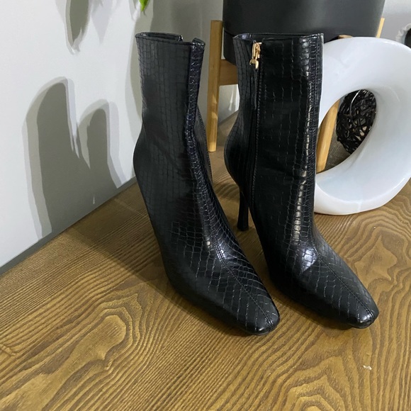 Billini booties in black. Women’s size 7- like new - Picture 8 of 11